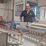 Chez Cocorico à Aproz, les machines tournent à plein régime à l'approche de Pâques. Jusqu'à 3'000 oeufs peints par heure.